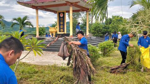 Đoàn viên, thanh niên xã Sơn Hạ ra quân dọn vệ sinh Nghĩa trang liệt sĩ.