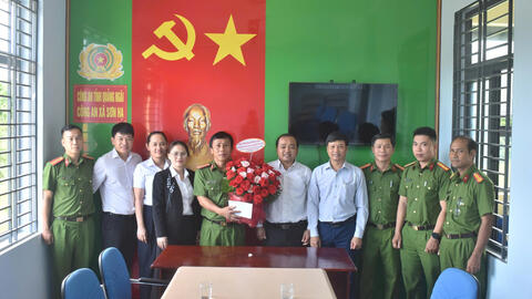 Lãnh đạo xã thăm, chúc mừng Công an xã nhân kỷ niệm 80 năm Ngày truyền thống lực lượng Công an Nhân dân (19/8/1945 -19/8/2025).