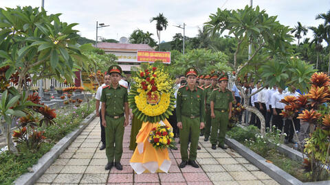 Viếng Nghĩa trang Liệt sĩ xã nhân kỷ niệm 80 năm Cách mạng tháng Tám và Quốc khánh (02/9/1945 – 02/9/2025)