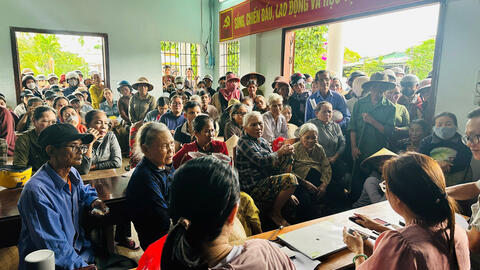Người dân xã Sơn Hạ phấn khởi nhận quà nhân kỷ niệm 80 năm Quốc khánh 02/9.