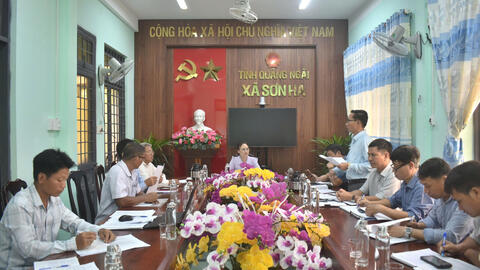 Chủ tịch UBND xã Võ Thị Xuân Liễu chỉ đạo khẩn trương triển khai làm đường giao thông nông thôn theo cơ chế hỗ trợ xi măng của tỉnh.