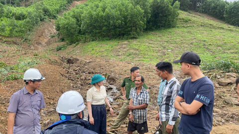 Chủ tịch UBND xã Võ Thị Xuân Liễu yêu cầu khẩn trương khắc phục điểm sạt lở núi Xã Điệu, thôn Đèo Rơn.