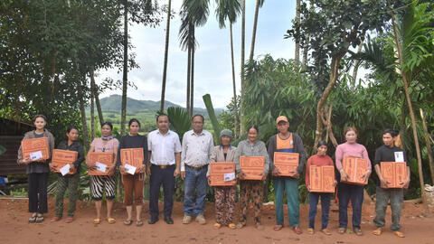 Trao 34 suất quà cho bà con nhân dân thôn Hà Thành bị ảnh hưởng của thiên tai, bão lũ.