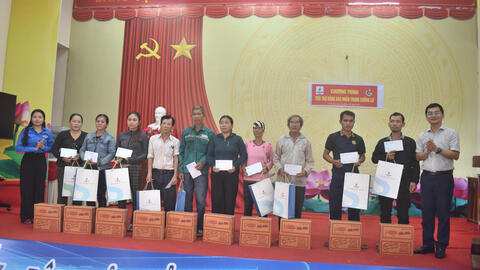 Tỉnh Đoàn Quảng Ngãi phối hợp với Công ty lọc hóa dầu Bình Sơn tặng 120 suất quà cho bà con vùng lũ Sơn Hạ.