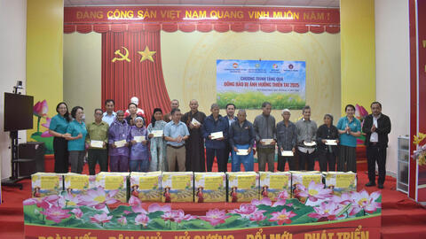 Tặng 100 suất quà cho bà con nhân dân bị ảnh hưởng do thiên tai.