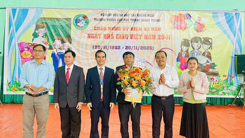 Bí thư Đảng ủy Lê Văn Vin thăm, chúc mừng Trường THPT Quang Trung.