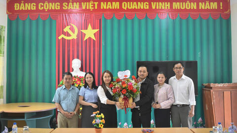 Đồng chí Lê Văn Vin - Bí thư Đảng ủy xã, Chủ tịch HĐND xã thăm các trường nhân Ngày nhà giáo Việt Nam 20/11.