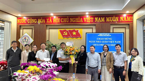 Chủ tịch UBND xã Võ Thị Xuân Liễu thăm, chúc mừng các Trường nhân Nhà giáo Việt Nam 20/11.