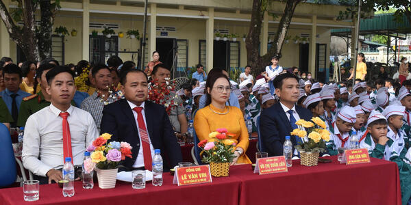 Trên 5.600 học sinh hân hoan đón chào năm học mới.