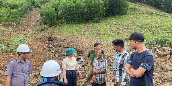 Chủ tịch UBND xã Võ Thị Xuân Liễu yêu cầu khẩn trương khắc phục điểm sạt lở núi Xã Điệu, thôn Đèo Rơn.