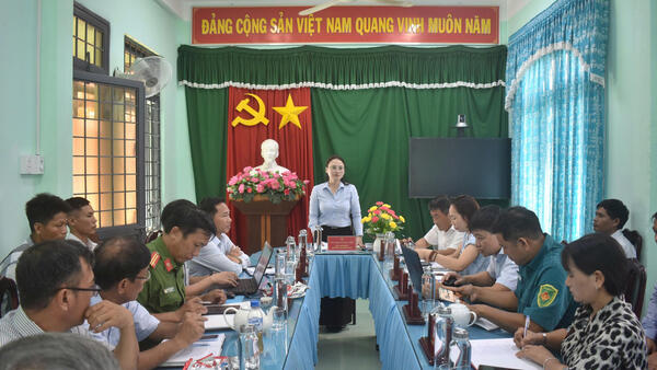 UBND xã họp đánh giá tình hình hoạt động tuần đầu tiên của chính quyền mới.
