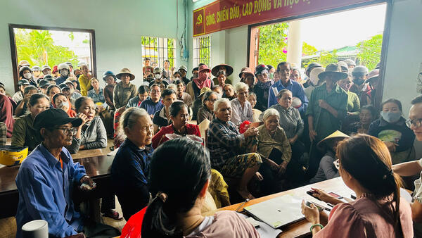 Người dân xã Sơn Hạ phấn khởi nhận quà nhân kỷ niệm 80 năm Quốc khánh 02/9.