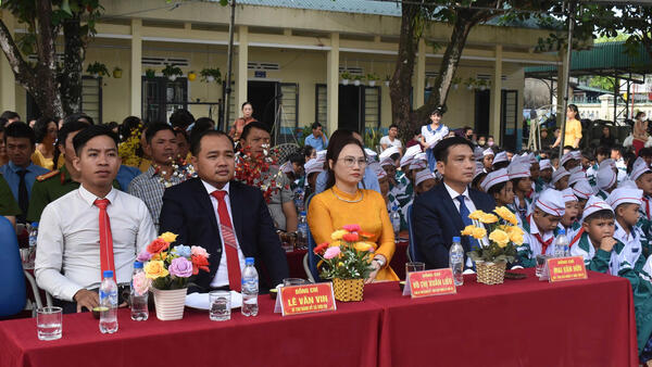 Trên 5.600 học sinh hân hoan đón chào năm học mới.