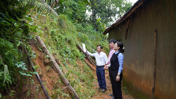 Chủ tịch UBND xã Võ Thị Xuân Liễu kiểm tra các điểm xung yếu có nguy cơ sạt lỡ, lũ quét trên địa bàn.