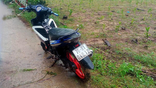 Sơn Hạ: Giải cứu người đàn ông mắc kẹt giữa dòng lũ.